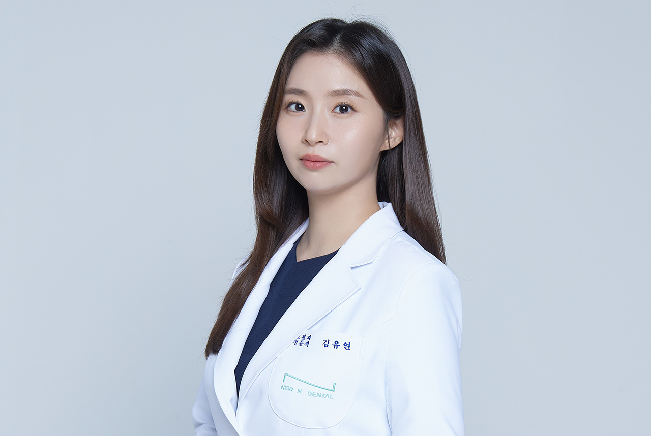 Dr. YooYeon KIM in white lab coat, smiling confidently, specializing in aesthetic prosthetics at NEW M Dental Clinic. • KOREA NEW N DENTAL CLINIC