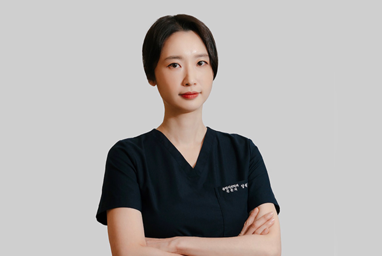 Dr. HyeKyung YANG, an expert in aesthetic prosthetics, wearing a black uniform and crossing her arms. • KOREA NEW N DENTAL CLINIC